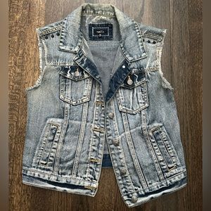 2/$10. Studded Sleeveless Jean Jacket. Rue 21. Size M.